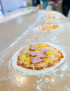 披萨底座传送器专业食品制作比萨底座食品制作图片