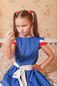 愤怒的小女孩展示了她的拳头图片