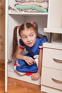 女童从衣柜里躲藏起来图片
