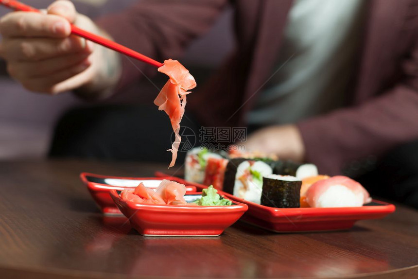 海鲜寿司套餐放在木制桌上图片