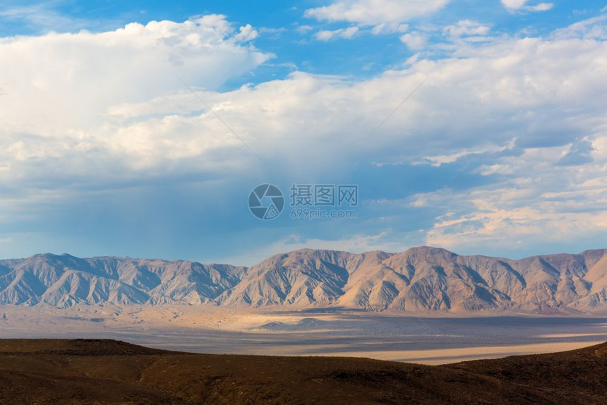 沙漠中的山谷图片