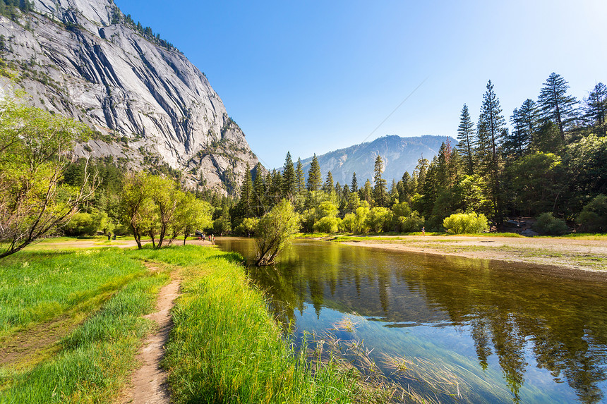 Yousemit公园Californaus绿草地和岩石山脉图片