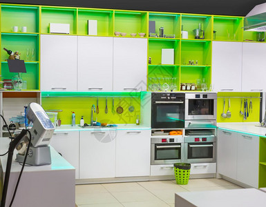 现代厨房内有绿色彩家具图片