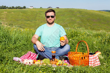 一个人在野餐上一个人坐在莲花的姿势上图片