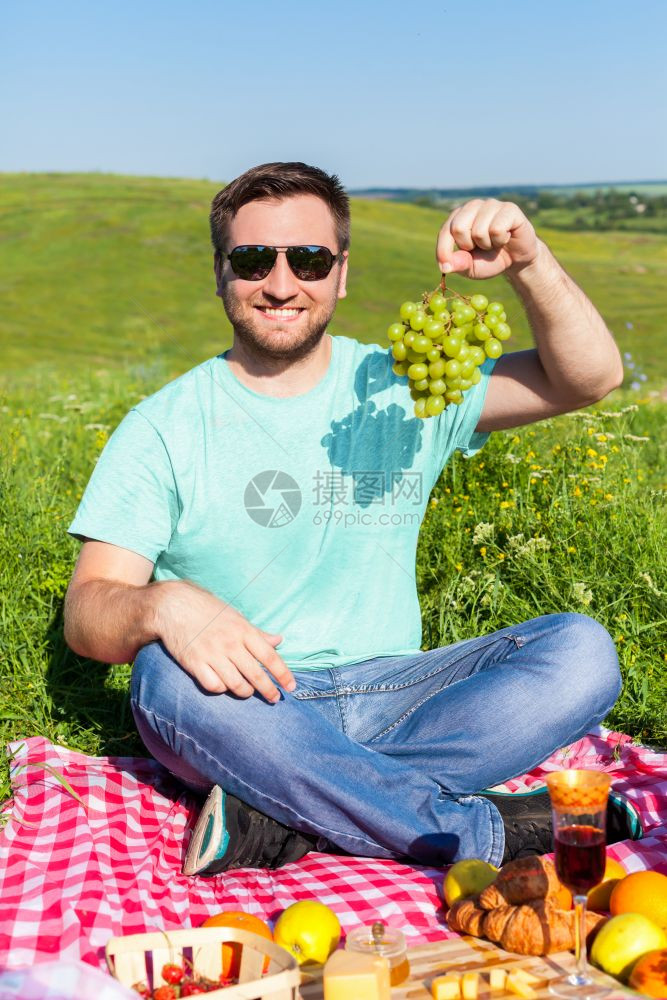 一个人去野餐吃葡萄图片