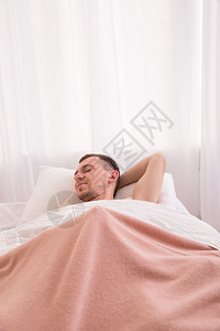 毛毯里睡觉的男人图片