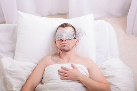 男人戴眼罩睡觉图片