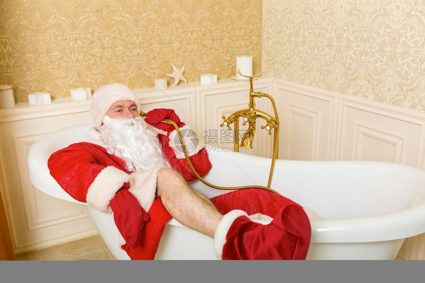 喝醉的圣诞老人躺在浴缸打电话图片