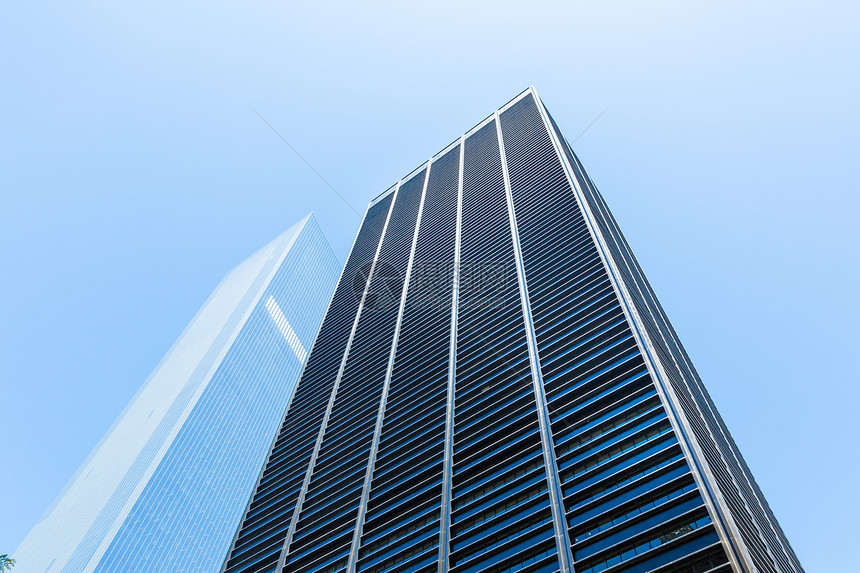 高的商务中心摩天大楼的底部视野图片