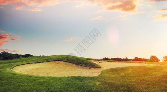 日落时的高尔夫球俱乐部的绿色草地图片