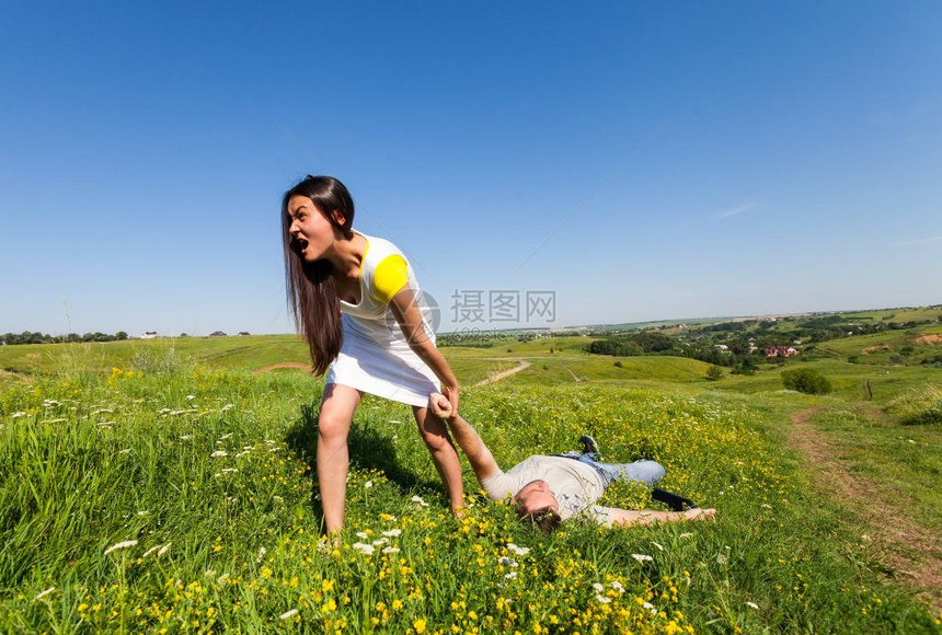 女人在大自然野餐后拉着一个被打的男子女人拉着一个被打的男子图片