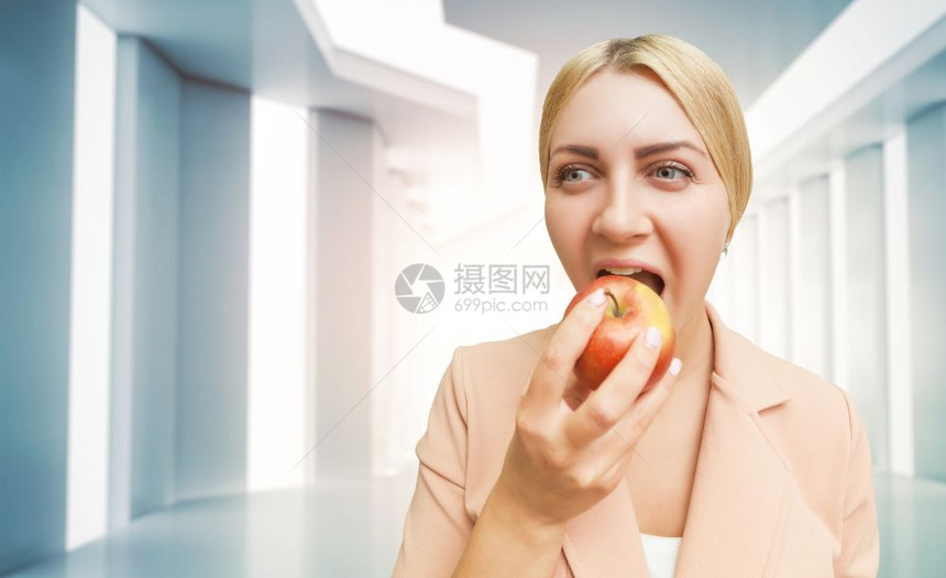 年轻妇女在吃苹果图片