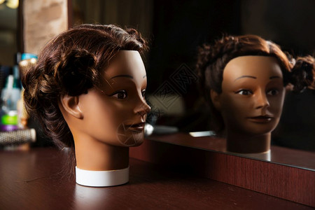 美发女模特儿位于木制桌子上背景有美发工具模特儿位于木制桌子上图片