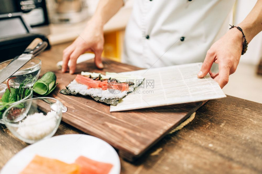 男厨师在制作寿司图片