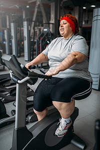 肥胖女孩在健身房运动图片