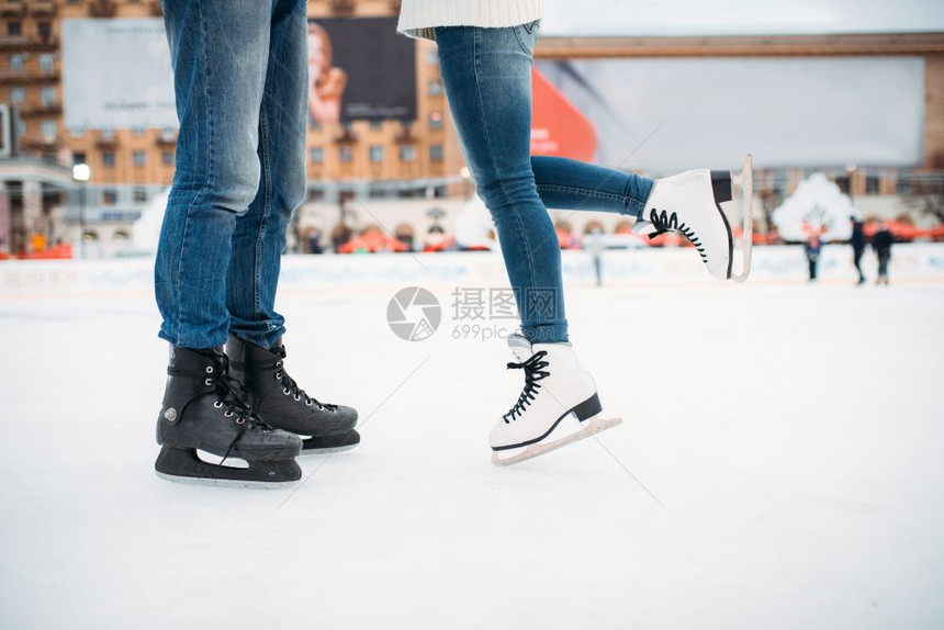 冬天情侣在户外滑冰图片