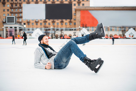 冬天年轻人穿着溜冰鞋在户外滑冰图片