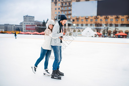 冬天在露滑冰活跃休闲男女一起滑冰图片