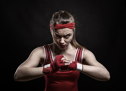 穿红色手套和运动服的女拳击手图片