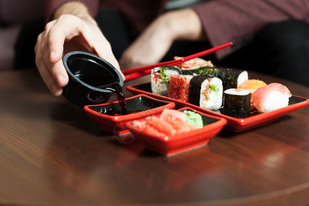 海鲜寿司套餐放在木制桌上图片