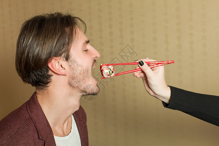 女人喂男人吃寿司图片