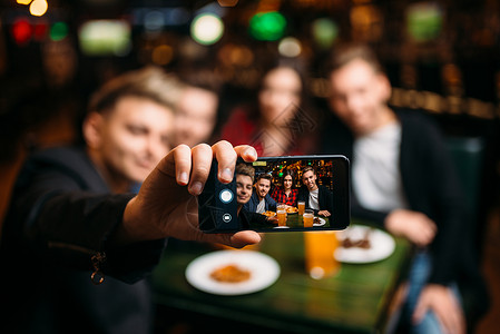 朋友在酒吧用手机自拍图片