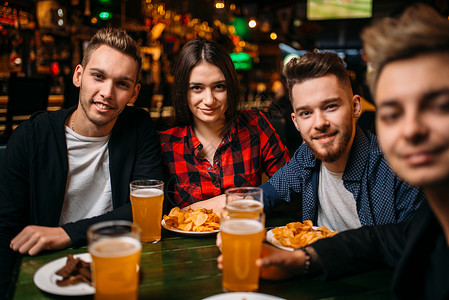 一群朋友在酒吧喝酒聚餐图片