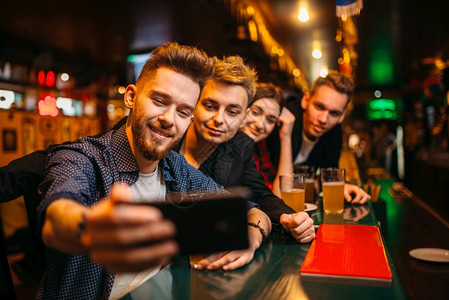 朋友在酒吧用手机自拍图片