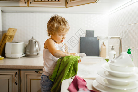 小女孩在厨房洗盘子图片