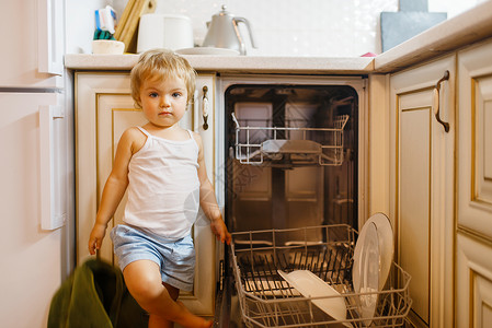 一个小女孩在厨房洗盘子图片