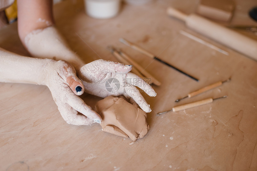 女陶匠双手沾满干陶土陶艺作坊给碗塑形的女人手工陶瓷艺术餐具制作女陶工的双手上覆盖着干粘土图片