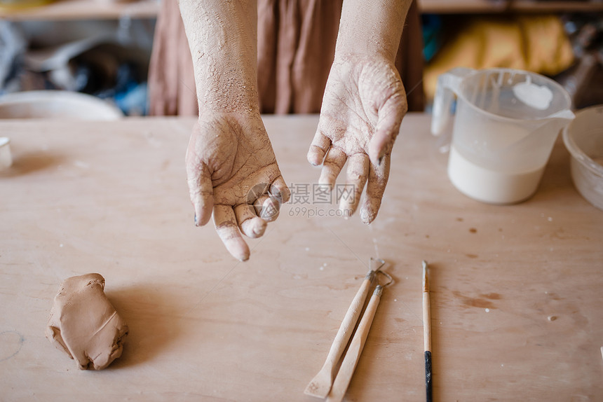 女师傅手上沾满干粘土陶器作坊内部背景塑造碗的女人手工陶瓷艺术餐具制作女主人手上沾满泥土陶器图片