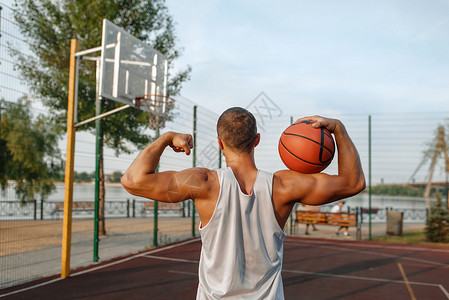 男运动员参加街头足球训练夏季体育场男篮球运动员参加赛的肌肉图片