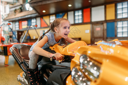玩具摩托车娱乐中心女孩玩游戏机玩摩托车背景