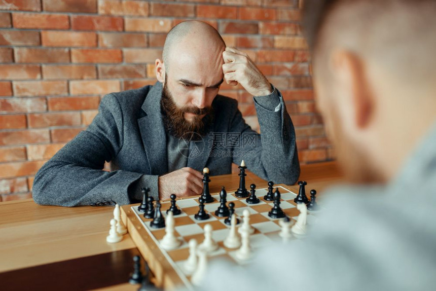 在室内下棋的男子图片