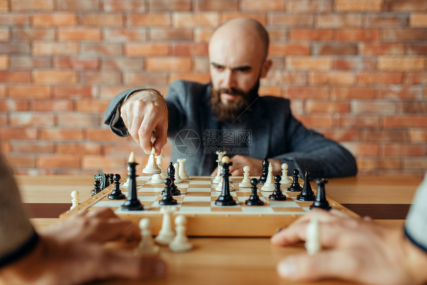 在室内下棋的男子图片