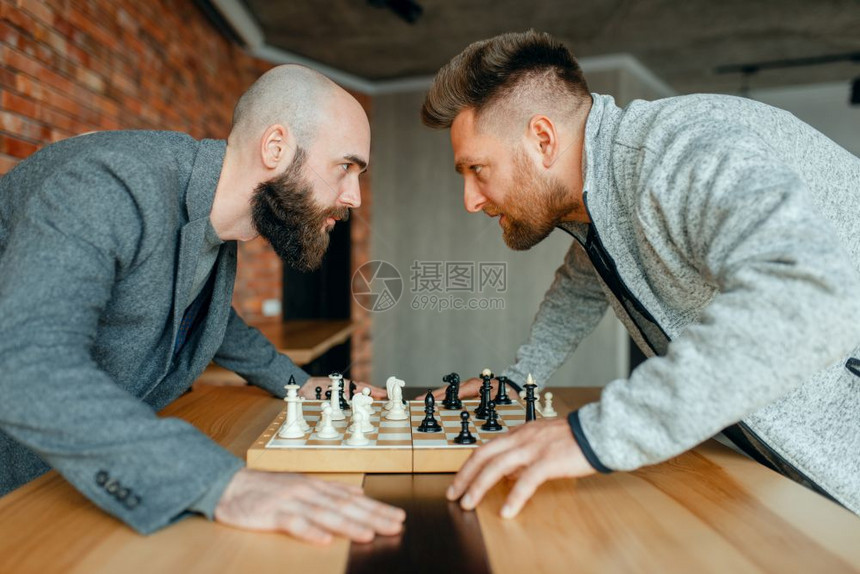 在室内下棋的男子图片