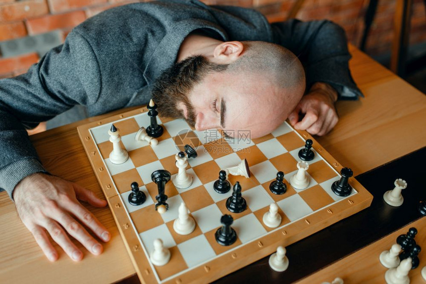 男人沉睡在棋盘上图片