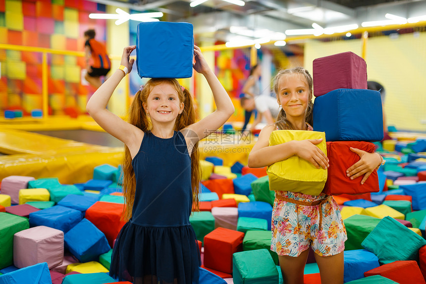 两个小女孩玩柔软的立方体图片