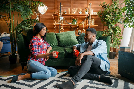 黑人情侣在家中喝饮料聊天约会图片