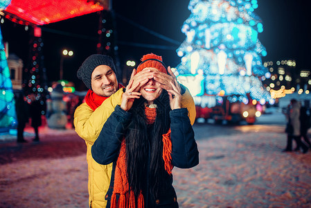 冬季在广场约会的年轻情侣图片