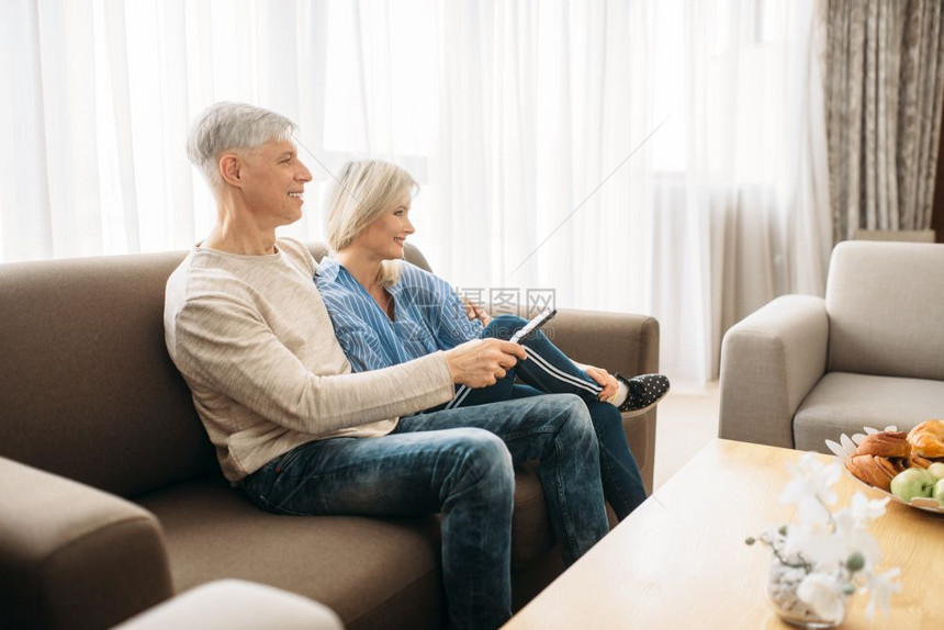 幸福的家庭成年夫妻在家休息图片
