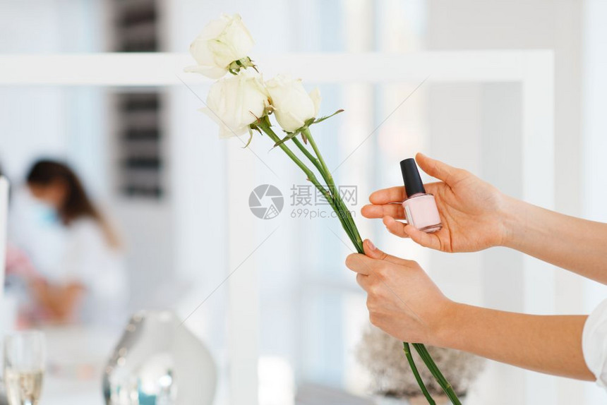 白玫瑰和白色指甲油图片