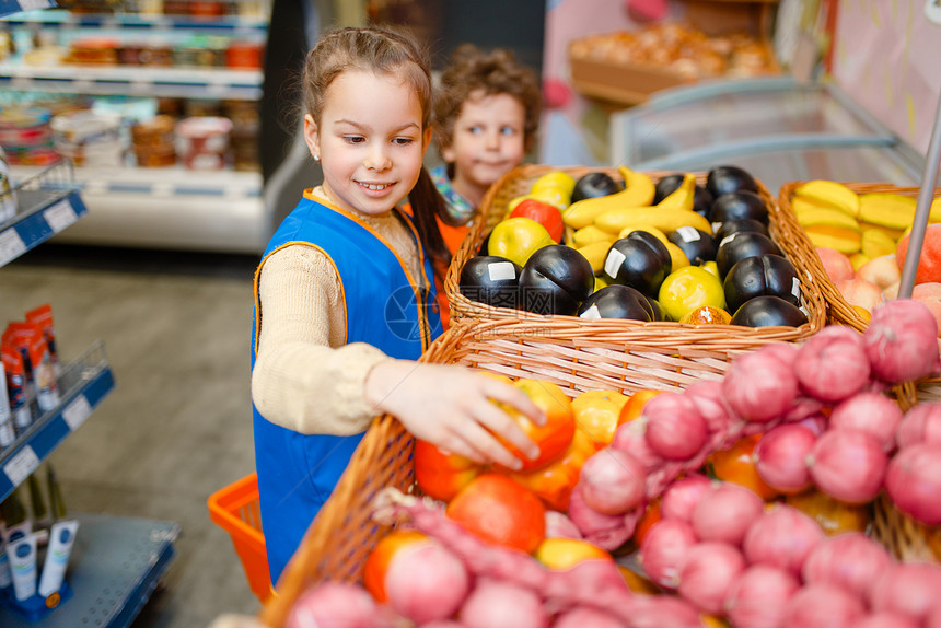 儿童在想象中的超市里扮演卖家推销员图片