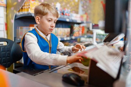 儿童在想象中的超市里扮演卖家推销员图片