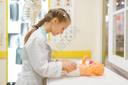 儿童在模拟医院中扮演医生图片
