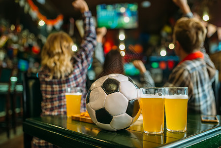 桌上的啤酒和足球图片