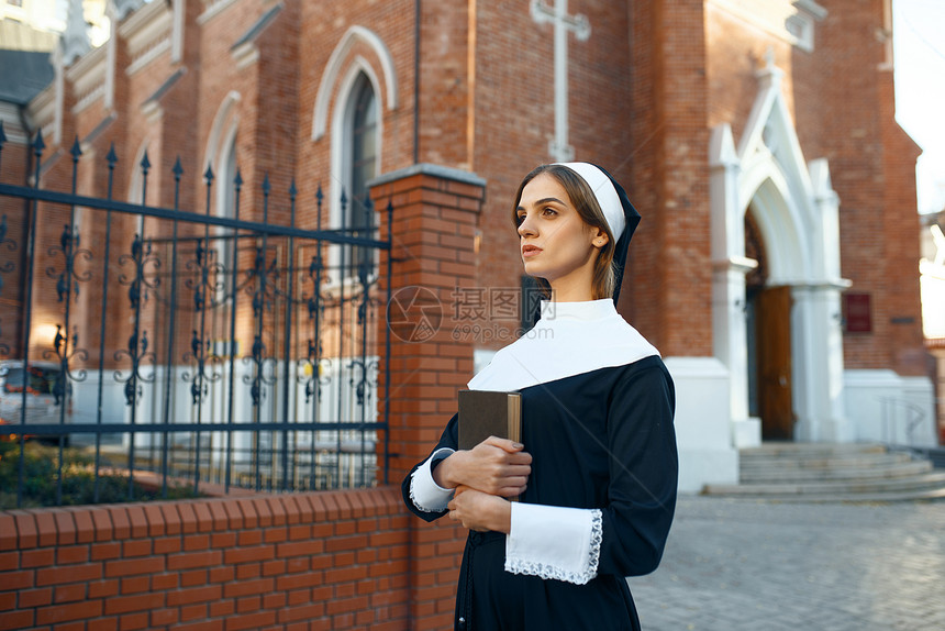 教堂里的年轻修女图片