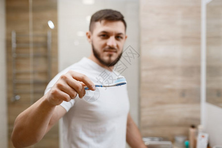 男人在洗手间刷牙图片