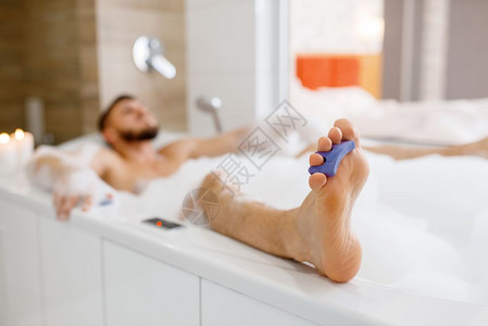 男人在浴室洗澡时休息图片